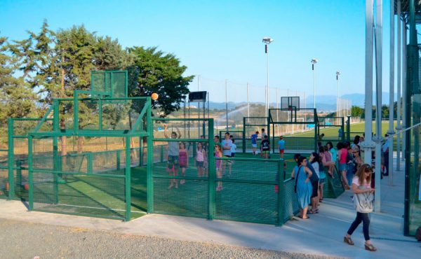 Nueva pista multideporte de Benito instalada en Les Masies de Voltregá (Barcelona)